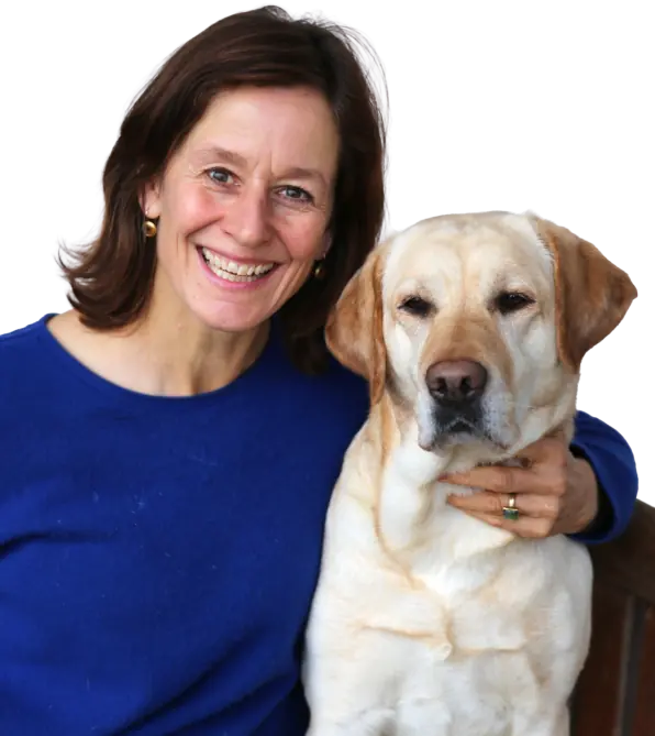 Anette Leins smiling with a yellow labrador